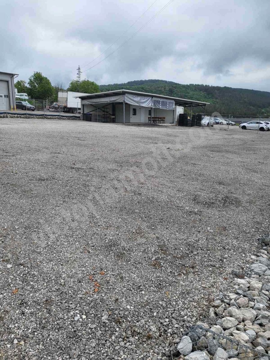 Парцел подходящ за автокъща