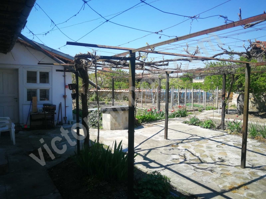 Двуетажна къща с магазин и гараж в центъра на Златарица!
