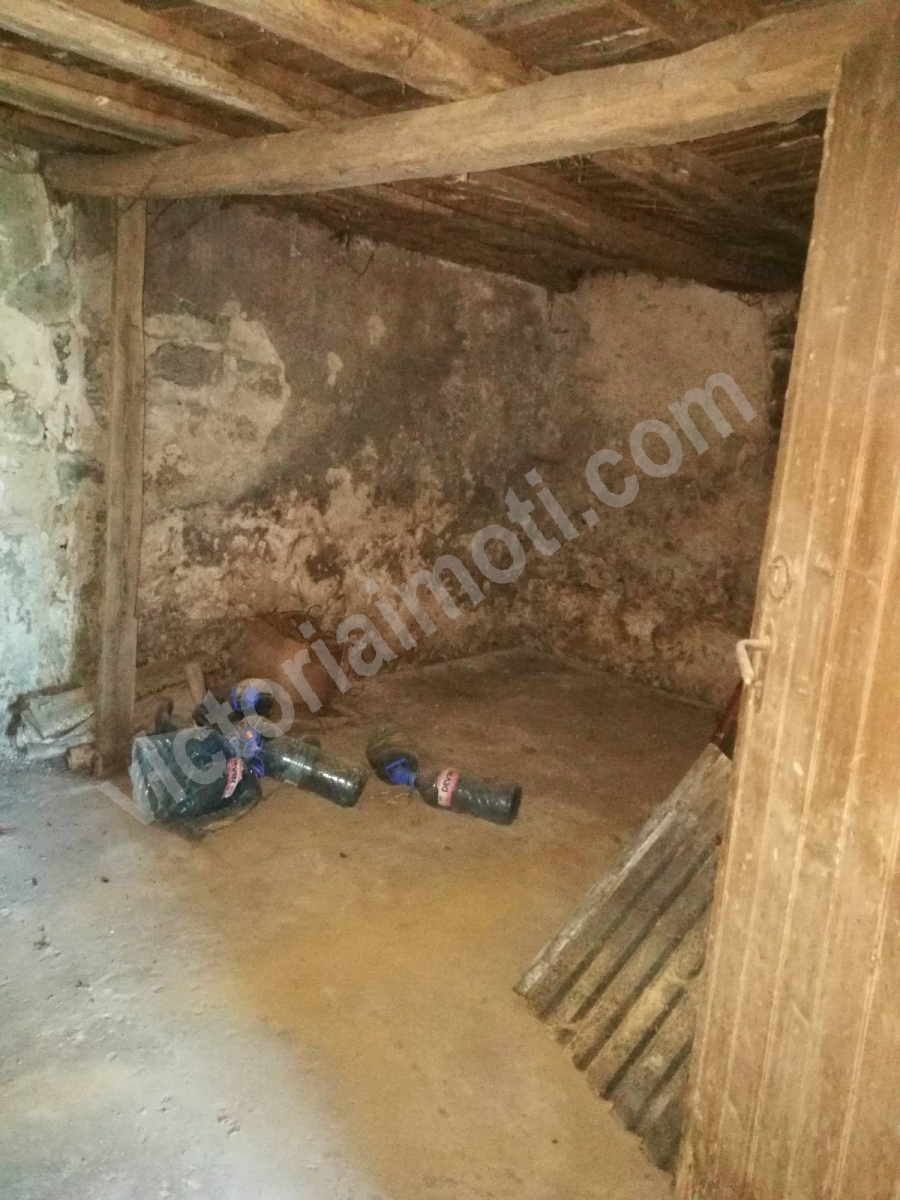 Двуетажна къща с магазин и гараж в центъра на Златарица!