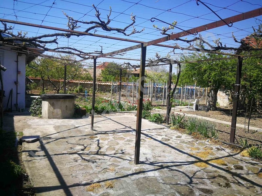 Двуетажна къща с магазин и гараж в центъра на Златарица!
