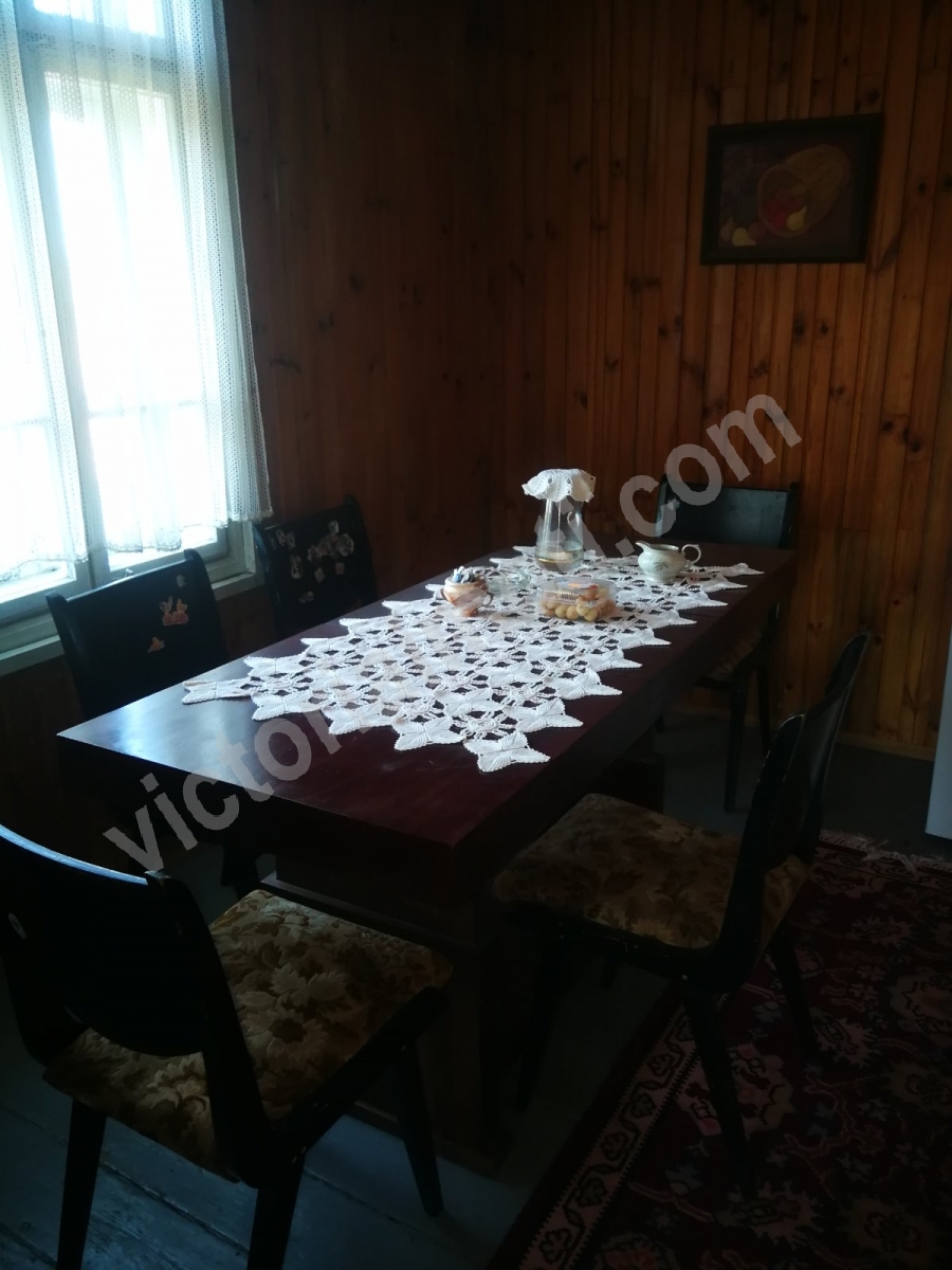 Двуетажна къща с магазин и гараж в центъра на Златарица!