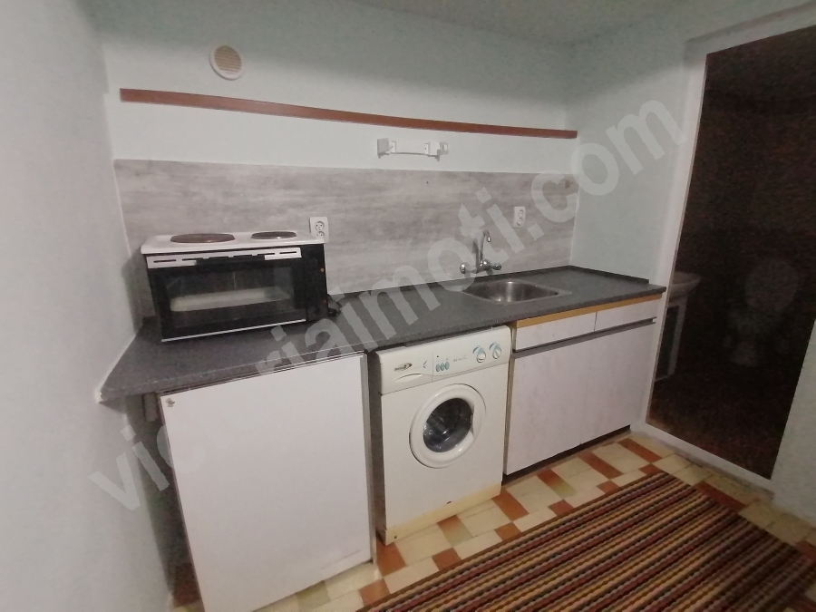 Отлично обзаведена стая с бокс в Центъра