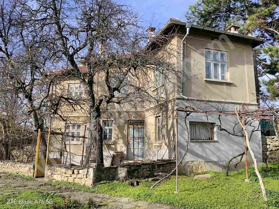 Двуетажна къща в с. Керека